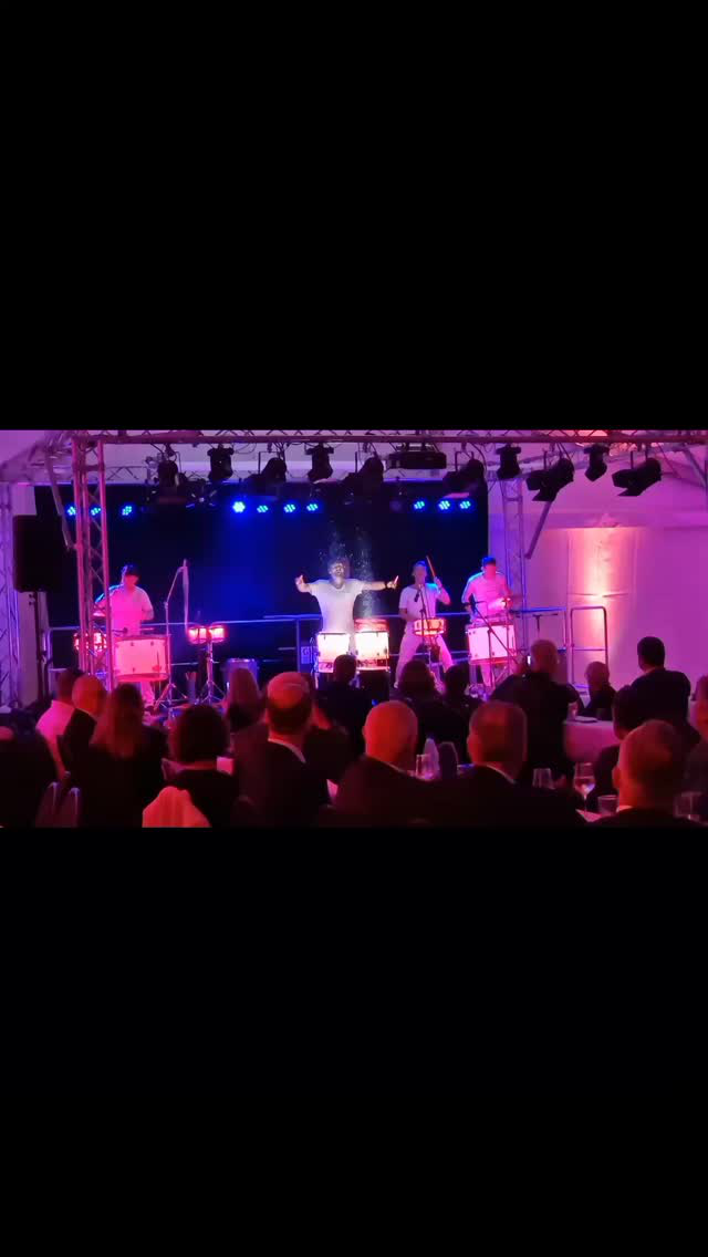 40 Jähriges Firmenjubiläum in einem Festzelt. Traversenring mit Beleuchtung, Beamer, Ambiente-Licht, und Beschallung für die Drumstars, die eine phantastische Show geboten haben.
@gml_lu 
@drum_stars 
:
:
:
#veranstaltungstechnik #powerrentveranstaltungstechnik #igersludwigshafen
 #audioengineering #beleuchtungstechnik #powerrentludwigshafen  #ludwigshafengram #meisterpetri #veranstaltungstechnikmieten #deinludwigshafen #beleuchtungskonzepte #livemusic