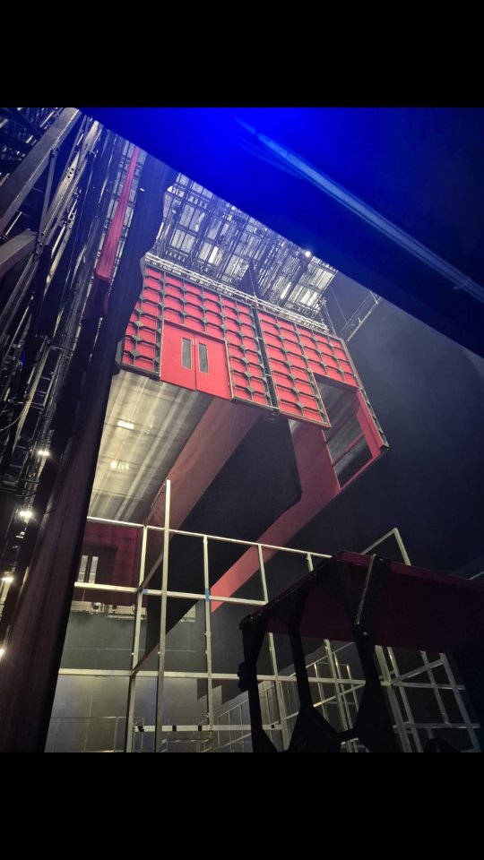 Bühnenbild im Theater rausfliegen...
:
:
:
#theater #ludwigshafengram #bühnentechnik #stage #stage223 #obermaschinerie # theatre #veranstaltungstechnik #meisterpetri #powerrentveranstaltungstechnik #ludwigshafen