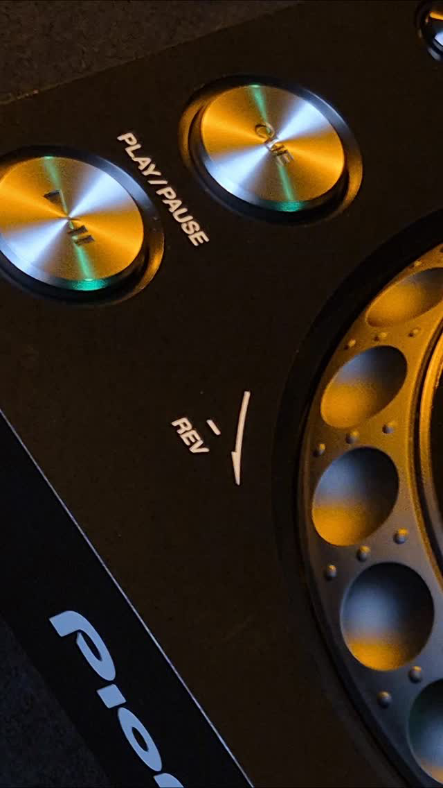 Pioneer  DJ Set mit DJM-750 DJ Mischpult und 2 XDJ-700  Media Player mieten bei POWERRENT® für Dein DJ Act oder Deine Party. Über Netzwerkkabel kannst Du beide Player mit einem Stick "synchronisieren" und professionell Musik auflegen. Zusätzlich wird Rekordbox Performance Mode freigeschaltet mittels Hardware Unlock über das Mischpult. Deine Party wird Klasse mit POWERRENT ®.
#ludwigshafengram #djing #veranstaltungstechnik #mieten #dj