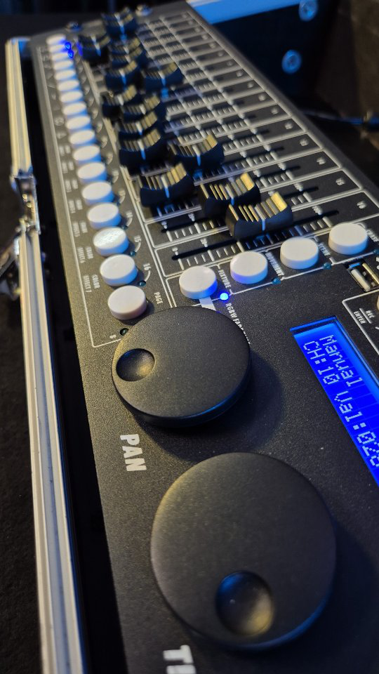 Eurolite DMX Move Pro 512, DMX Lichtmischpult mit Motorfadern für 24 Geräte mit je max. 32 DMX Kanälen. Presets für Moves und Farb Chases, Masterfader und USB-Stick Speichermöglichkeit.Mieten für Deine Lightshow.
#ludwigshafengram #eurolite #veranstaltungstechnik #mieten