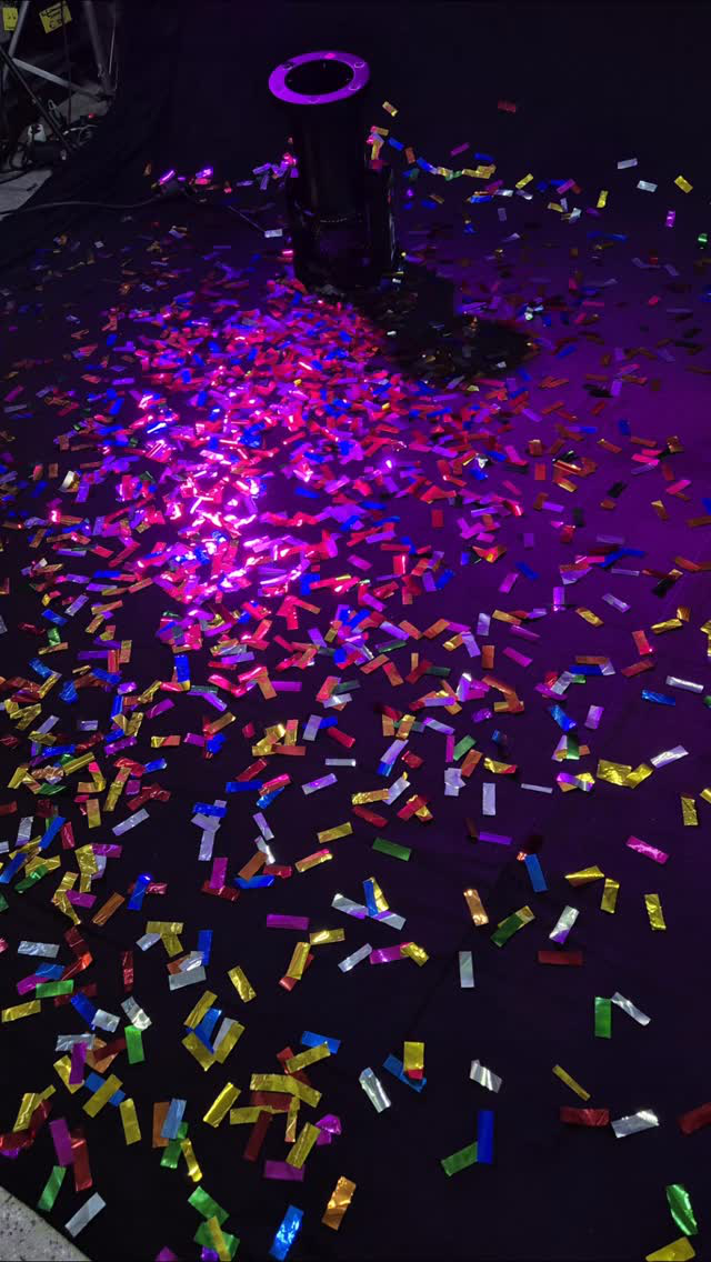 Eurolite LED Confetti Storm Konfetti Shooter mieten für Dein Jubiläum oder Deine Hochzeit,das Konfetti lässt sich einfach von Hand vorne einfüllen. ( Im Video eine gute Hand voll) Abschießen per Funk Remote oder per DMX, der LED Kranz lässt metallic Flitter noch schöner wirken.Die Farbe lässt sich mit den 4 Tasten der Remote wählen.Einen Trick zum saubermachen hinterher gibt's am Ende vom Video🤣
#confetti#ludwigshafengram #veranstaltungstechnik #mieten#eurolite