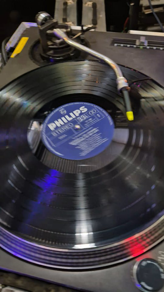 Wenn man schon E-Prüfung auf die Technics 1210 Plattenspieler macht,  kann man auch gleich das Antiskating, also den Ausgleich der Kraft, die den Tonarm mittels einer Feder nach Innen zieht, einstellen, währenddessen Legsi sehnsüchtig auf Resi und Frauchen wartet...
#technics1210  #veranstaltungstechnik #dog #mieten #hund