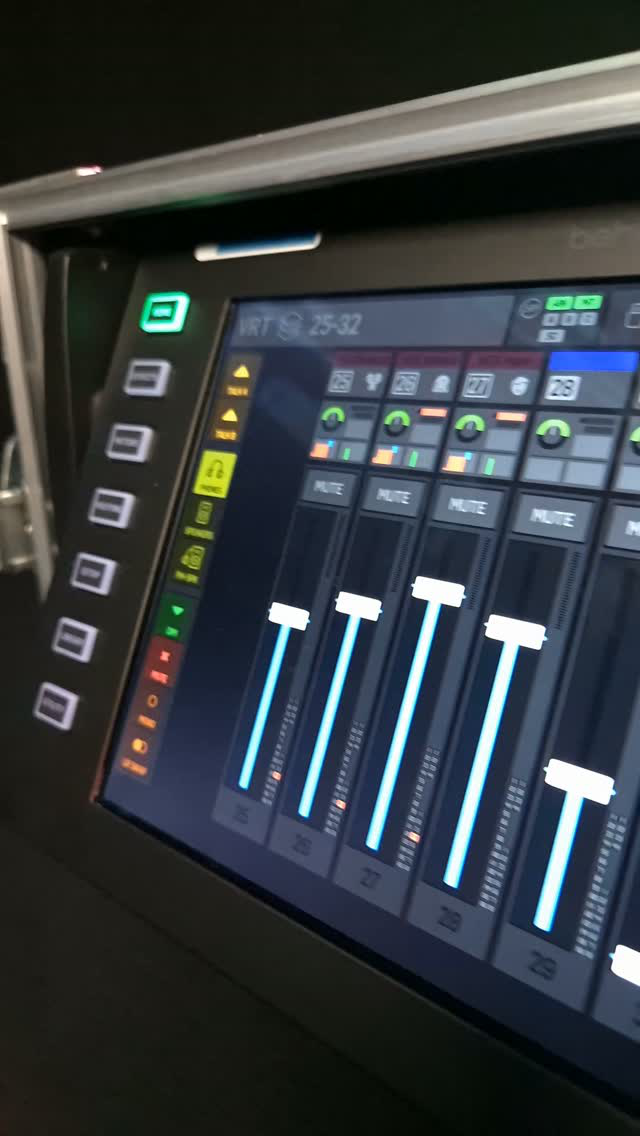 Behringer Wing Rack mieten bei POWERRENT ® für Deinen Gig oder Dein Konzert: Sein schwenkbares 10,1 Zoll Touch Display macht es super bequem , seine 48 Eingangskanäle, davon 24 onboard Midas Preamp XLR Inputs,8 Outs 3 AES50  Ports für Stageboxen, 64 Kanal Onboard Recording für SD Cards, StageConnect -bis zu 32 Kanäle über ein XLR Kabel, 28 Busse, 16 Effekt-Engines,voll kompatibel zu X32 Stageboxen,4 Kopfhörerausgänge, Benchmark Setting!