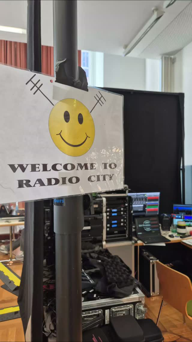Welcome to Radio City, der Ort, wo die Funkmikrofone verwaltet und ausgegeben werden, per Laptop mit #wirelessworkbench von Shure überwacht. Also Frequenz-Zuweisung,Antennensignal, Audiosignal und Akkustand im Blick. Gut strukturiert zu sein hilft die unausweichlichen Planänderungen im Tagesablauf sauber zu managen!
:
:
#veranstaltungstechnik #audiomixing #shure #eventtechnik